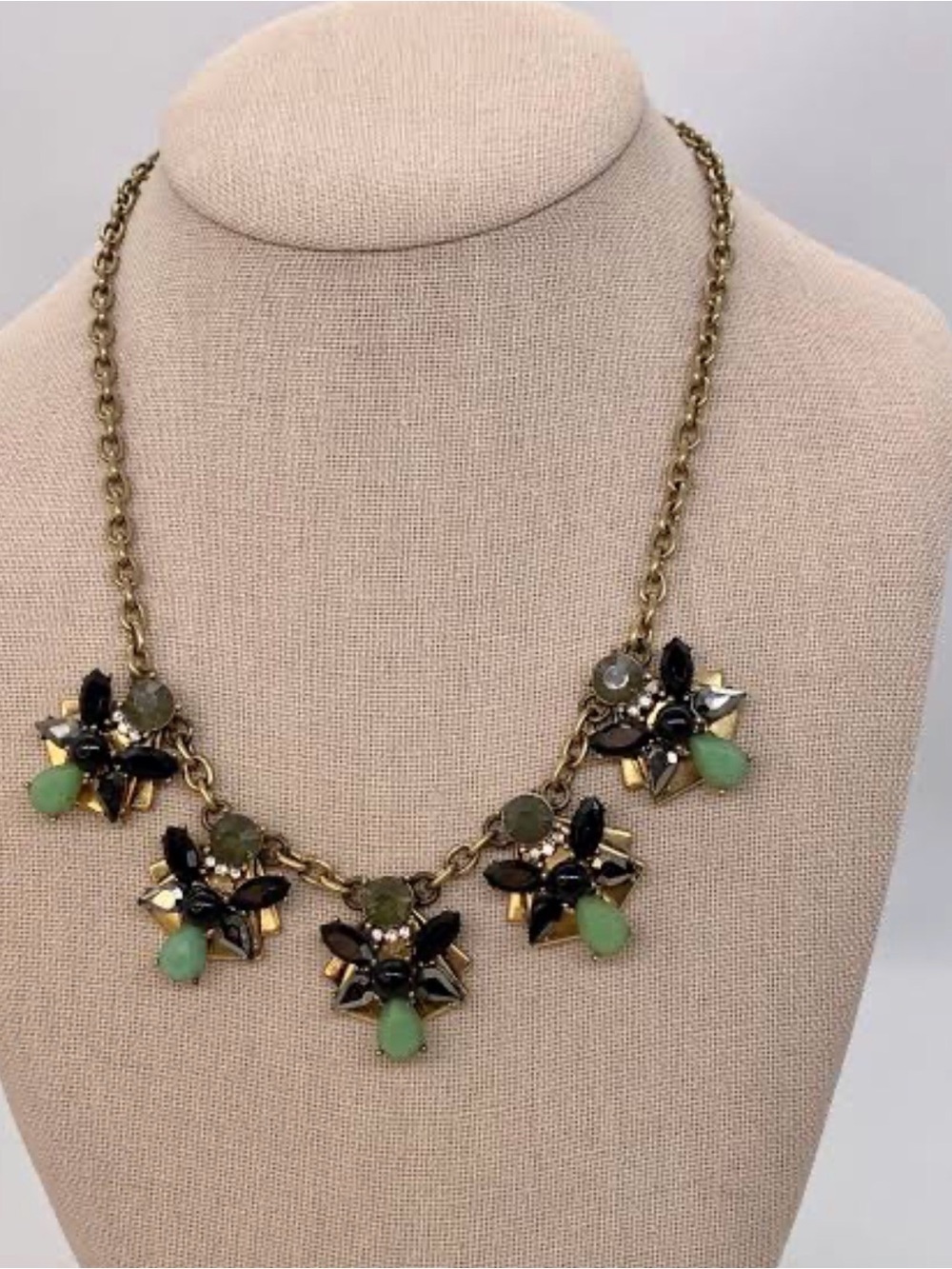 🌼J CREW STATEMENT NECKLACE BLACK FACETED STONES MINT GREEN CABOCHONS SET IN GOLD